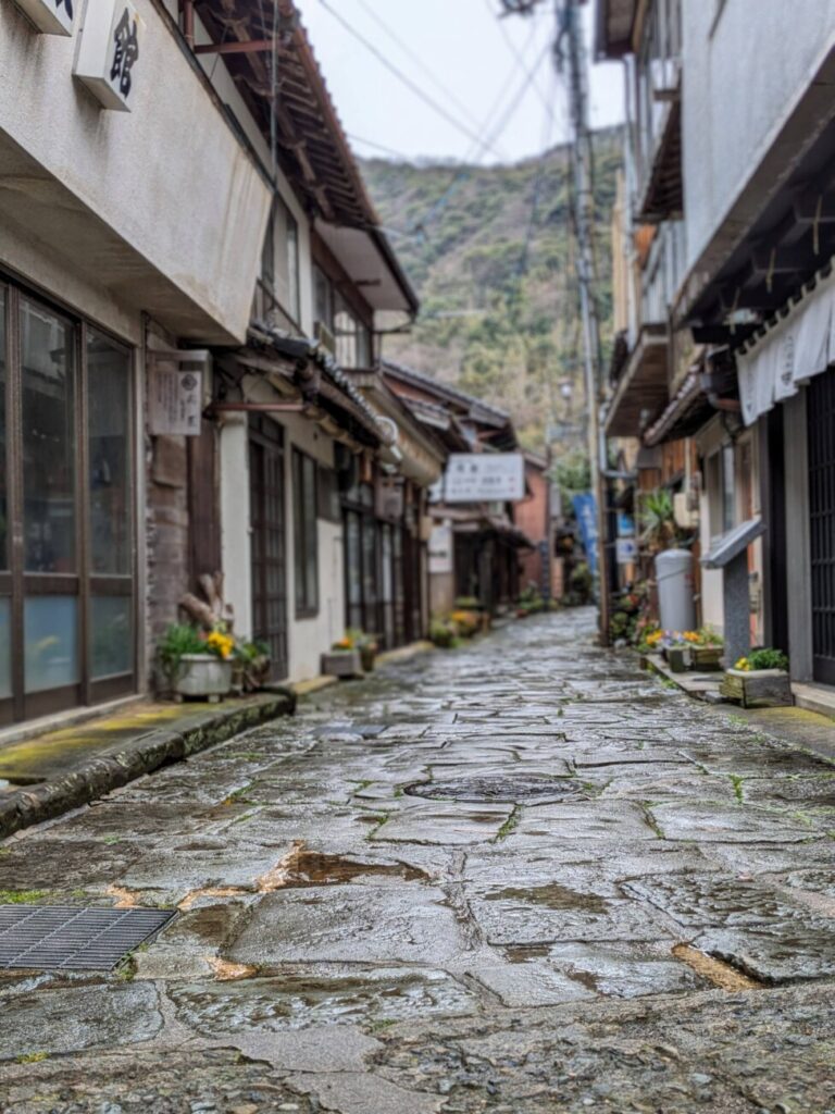 美保神社　美保関　青石畳通り　雨