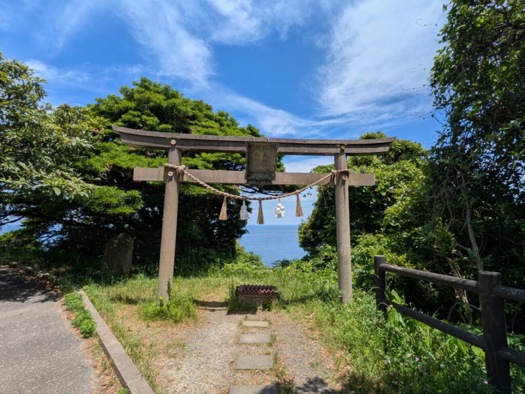 美保関灯台　神社鳥居