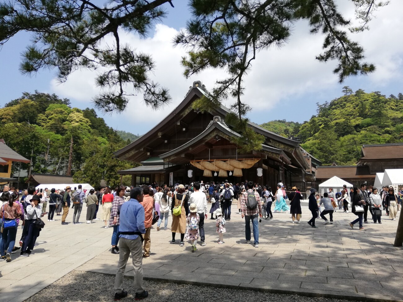混雑する出雲大社の拝殿前
