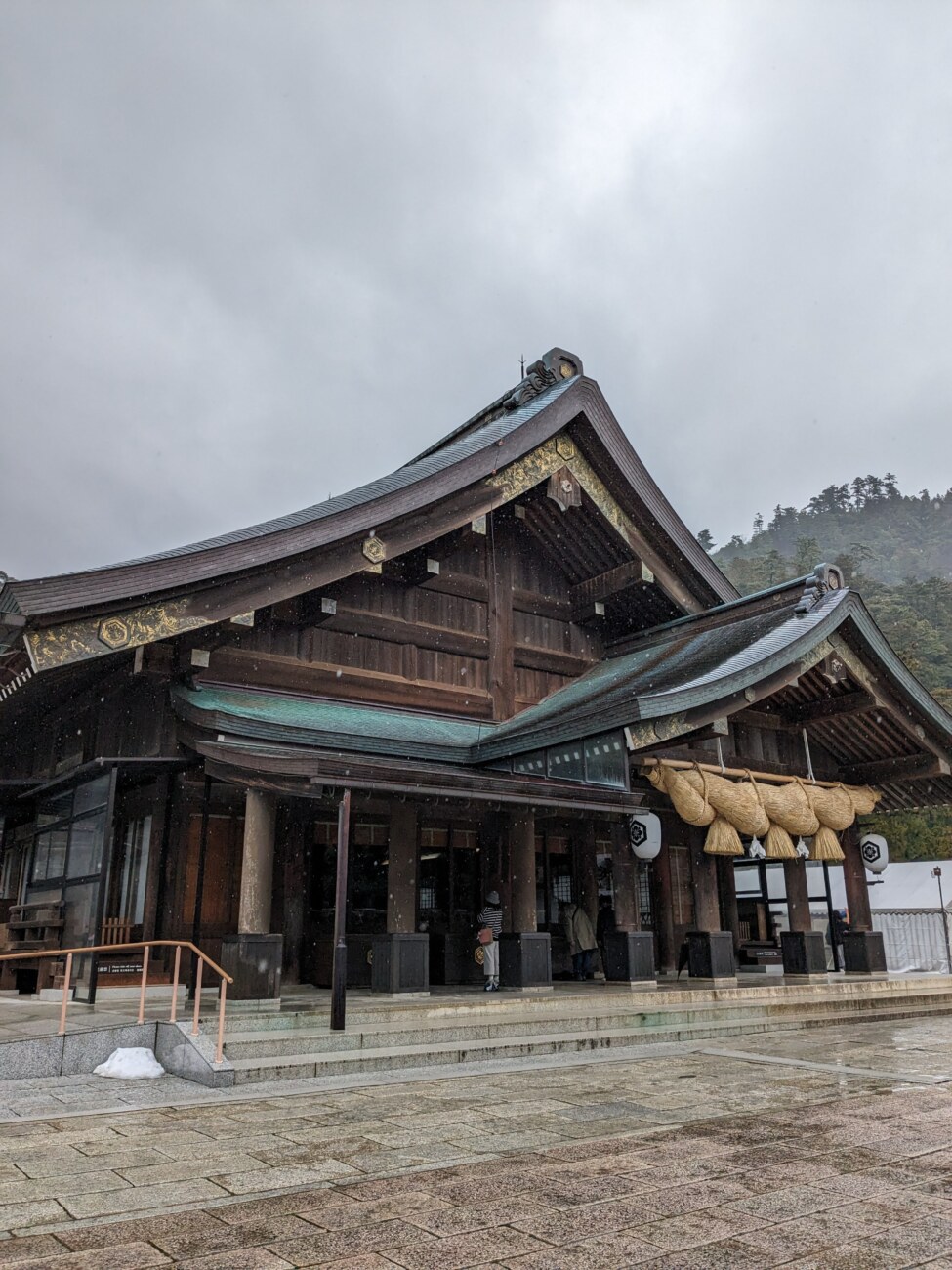 雪の積もった出雲大社