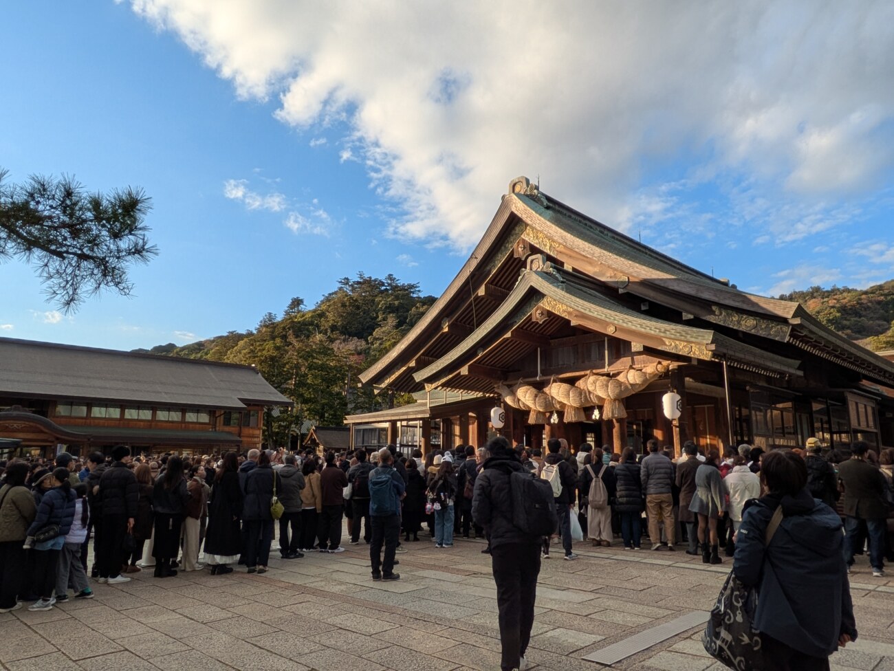 神在祭で混雑する出雲大社の拝殿前