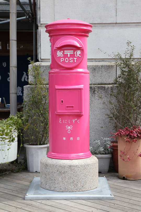 カラコロ工房のピンクのポスト