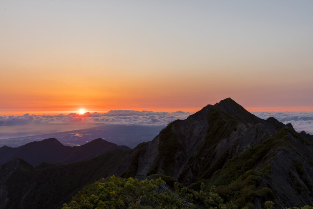 大山と朝日