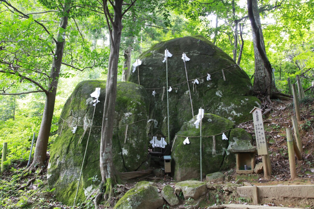 須我神社奥宮の夫婦岩
