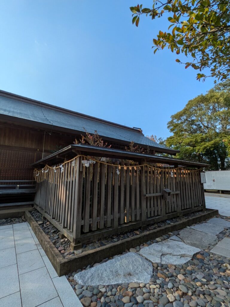 万九千神社の幣殿裏の垣根と磐座