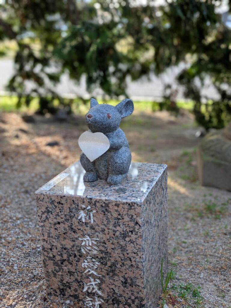 万九千神社境内のネズミ像